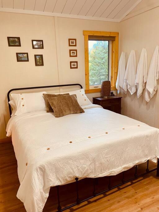 Ski-In Chalet: Private Hot Tub, Bonus Bunk House Fernie Exterior foto